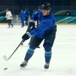 Kaapo Kakko, da equipe Finlândia, treina durante o terceiro dia dos Jogos Olímpicos de Inverno Milano Cortina 2026.