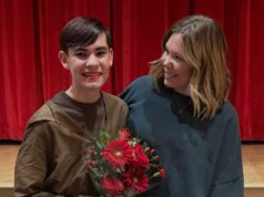 Kailyn Lowry, da mãe adolescente, presenteia o filho Elliott com um carro novo em seu aniversário de 16 anos Kailyn Lowry, da mãe adolescente, e a ex Jo Rivera se reúnem para comemorar a formatura de Isaac no ensino médio