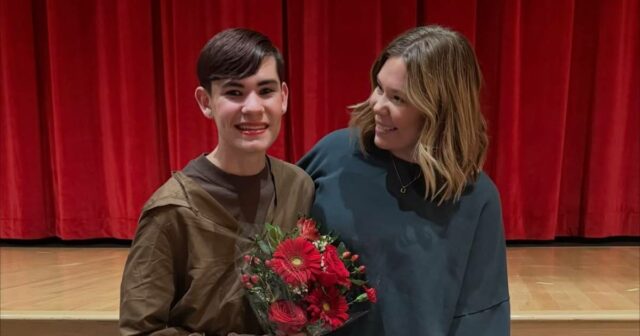 Kailyn Lowry, da mãe adolescente, presenteia o filho Elliott com Kailyn Lowry, da mãe adolescente, e a ex Jo Rivera se reúnem para comemorar a formatura de Isaac no ensino médio