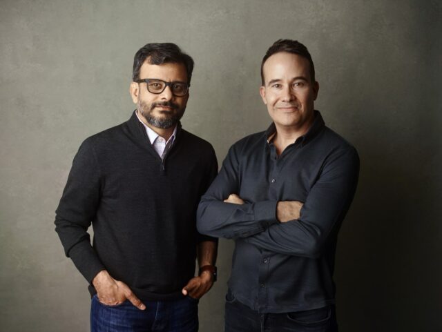 Kana emerge do sigilo com US$ 15 milhões para construir a picture showing the co-founders of Kana, Tom Chavez and Vivek Vaidya, leaning against a grey background
