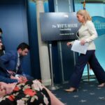 A secretária de imprensa da Casa Branca, Karoline Leavitt, sai após criticar repórteres na terça-feira por fazerem perguntas investigativas sobre os laços de um membro do governo com Jeffrey Epstein (Getty)