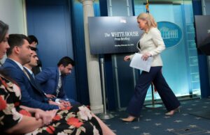 Karoline Leavitt interrompe o briefing da Casa Branca depois que repórter pergunta sobre a admissão do chefe de comércio, Lutnick, na ilha de Epstein A secretária de imprensa da Casa Branca, Karoline Leavitt, sai após criticar repórteres na terça-feira por fazerem perguntas investigativas sobre os laços de um membro do governo com Jeffrey Epstein (Getty)