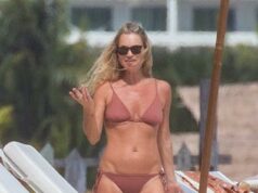 Kate Moss, 52, e sua sósia Lila, 23, exibem suas figuras de modelo em biquínis minúsculos enquanto aproveitam o sol nas férias em Tulum Kate Moss, 52, provou que ainda consegue ao exibir sua figura sensacional de modelo em um minúsculo biquíni bronzeado enquanto aproveitava o sol nas férias em Tulum, México