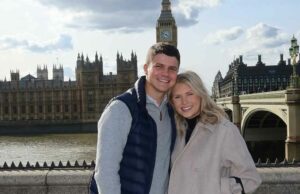 Katie Bates se prepara para a primeira fuga de terapia intensiva após o caso do marido Katie Bates se prepara para a primeira sessão de terapia intensiva após o caso do marido