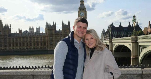 Katie Bates se prepara para a primeira fuga de terapia Katie Bates se prepara para a primeira sessão de terapia intensiva após o caso do marido