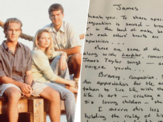 Katie Holmes escreve uma homenagem manuscrita ao co-estrela James Van Der Beek após sua morte aos 48 anos Katie Holmes escreve uma homenagem manuscrita ao co-estrela James Van Der Beek após sua morte aos 48 anos