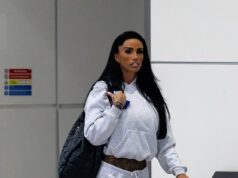 Katie Price faz check-in em voo de classe executiva antes da lua de mel em Dubai – após alegações de que o marido Lee Andrews não pode deixar o país Katie Price, 47, foi vista no aeroporto na sexta-feira enquanto se preparava para voar para Dubai para sua lua de mel com o marido Lee Andrews
