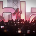 Uma multidão ouve o vencedor do Grammy Kehlani se apresentar em frente à Prefeitura de San Jose na sexta-feira, 6 de fevereiro de 2026. (Sal Pizarro/Bay Area News Group)