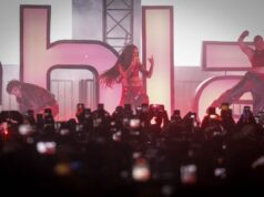 Kehlani se apresenta na Prefeitura de San Jose antes do Super Bowl 60 Uma multidão ouve o vencedor do Grammy Kehlani se apresentar em frente à Prefeitura de San Jose na sexta-feira, 6 de fevereiro de 2026. (Sal Pizarro/Bay Area News Group)