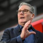 Durante uma visita a Gales do Sul, o Primeiro-Ministro disse: 'Bem, penso que é importante lembrar-nos que a decisão de cancelar foi uma decisão liderada localmente, no sentido de que cada autoridade poderia decidir'