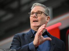 Keir Starmer culpa os conselhos por quererem adiar as eleições enquanto defende uma reviravolta na realização de votações em maio Durante uma visita a Gales do Sul, o Primeiro-Ministro disse: 'Bem, penso que é importante lembrar-nos que a decisão de cancelar foi uma decisão liderada localmente, no sentido de que cada autoridade poderia decidir'