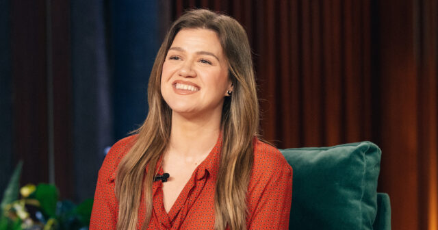 Kelly Clarkson fala sobre o fim de seu talk show e o que vem a seguir com 'The Voice'
