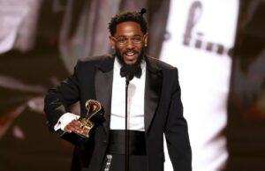 Kendrick Lamar faz história no Grammy como o rapper mais premiado, quebrando o recorde de Jay-Z Kendrick Lamar faz história no Grammy como o rapper mais premiado, quebrando o recorde de Jay-Z