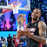 Keshad Johnson, atacante do Miami, segura o troféu do Slam Dunk Contest
