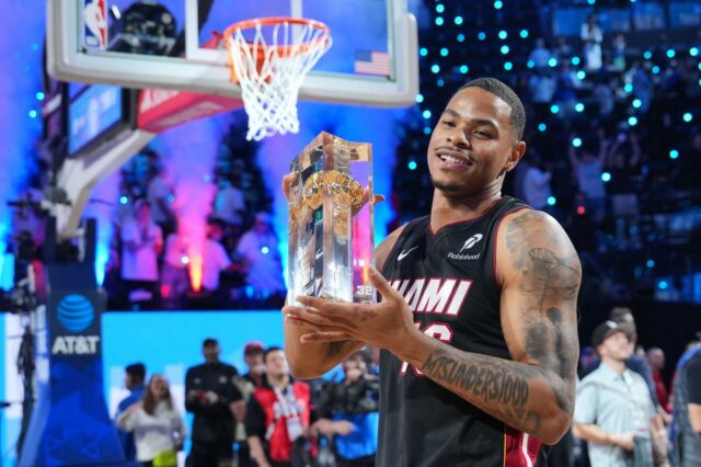 Keshad Johnson, atacante do Miami, segura o troféu do Slam Dunk Contest