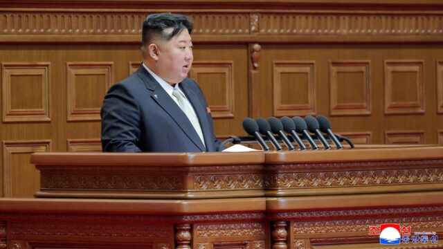 Kim Jong Un da ​​Coreia do Norte é reeleito líder do partido no poder
