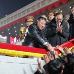Kim Jong Un supervisiona enorme parada militar em Pyongyang