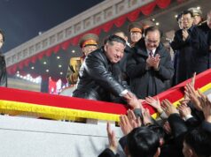 Kim Jong Un supervisiona enorme parada militar em Pyongyang Kim Jong Un supervisiona enorme parada militar em Pyongyang