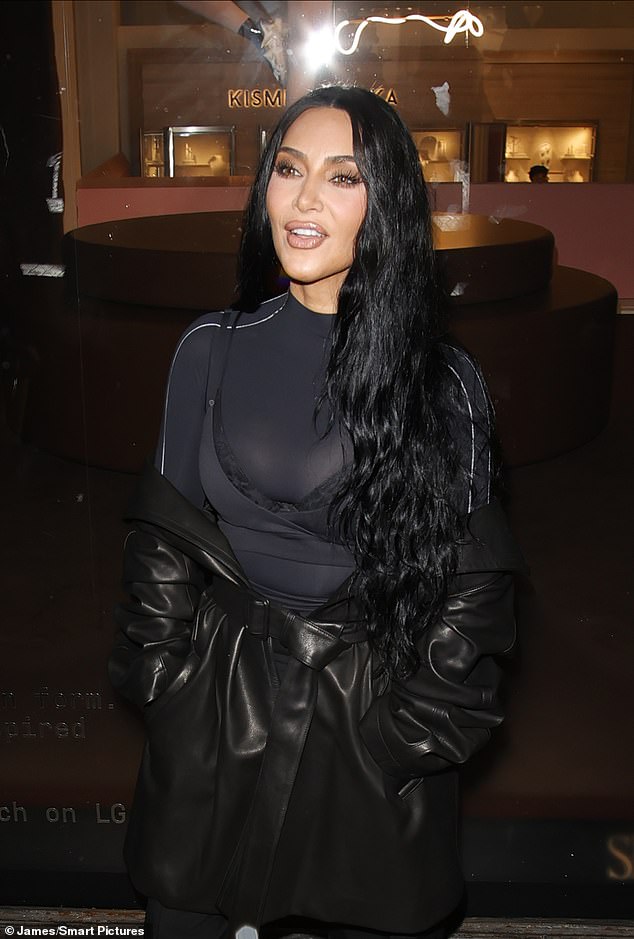 Kim Kardashian 'está desfrutando de um romance secreto com Lewis Lewis Hamilton e Kim Kardashian estão desfrutando de um romance secreto, de acordo com relatos (Kim fotografada em Londres na noite de domingo)