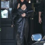 Kim Kardashian exibiu suas curvas famosas ao pousar nos Estados Unidos após uma viagem turbulenta pela Europa com o suposto novo namorado Lewis Hamilton