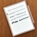 O Kindle Scribe 2024 à esquerda e o Kindle Scribe 2025 à direita.