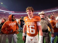 Kirk Herbstreit faz declaração definitiva de Arch Manning para a próxima temporada AUSTIN, TEXAS - NOVEMBER 28: Arch Manning #16 of the Texas Longhorns walks off the field after beating the Texas A&M Aggies 27-17 at Darrell K Royal-Texas Memorial Stadium on November 28, 2025 in Austin, Texas. (Photo by Alex Slitz/Getty Images)