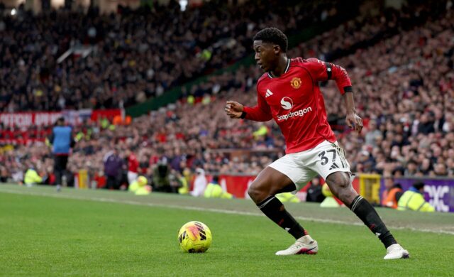 Kobbie Mainoo durante a partida da Premier League entre Manchester United e Tottenham Hotspur em Old Trafford em 2026 em Manchester, Inglaterra.