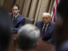 Lacaios de Trump continuam busca descarada para apagar a história Desenho animado de Mike Luckovich