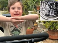 Ladrão sem coração rouba triciclo adaptativo de menino de 9 anos com necessidades especiais Menino com síndrome de Down em um triciclo adaptativo, sorrindo e segurando as mãos para cima.