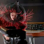 Lady Gaga reinventa 'Abracadabra' com guitarras de rock vestida como um pássaro enjaulado no Grammy