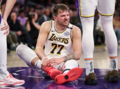 Lakers HC JJ Redick revela detalhes da lesão de Luka Doncic após a vitória dos Sixers LOS ANGELES, CALIFORNIA - MARCH 16: Luka Doncic #77 of the Los Angeles Lakers reacts after getting hurt in the second half against the Phoenix Suns at Crypto.com Arena on March 16, 2025 in Los Angeles, California. NOTE TO USER: User expressly acknowledges and agrees that, by downloading and or using this Photograph, user is consenting to the terms and conditions of the Getty Images License Agreement. (Photo by Meg Oliphant/Getty Images)