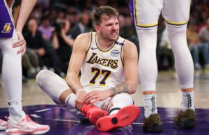 Lakers HC JJ Redick revela detalhes da lesão de Luka Doncic após a vitória dos Sixers LOS ANGELES, CALIFORNIA - MARCH 16: Luka Doncic #77 of the Los Angeles Lakers reacts after getting hurt in the second half against the Phoenix Suns at Crypto.com Arena on March 16, 2025 in Los Angeles, California. NOTE TO USER: User expressly acknowledges and agrees that, by downloading and or using this Photograph, user is consenting to the terms and conditions of the Getty Images License Agreement. (Photo by Meg Oliphant/Getty Images)