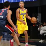 Kobe Bufkin driblando a bola durante um jogo de basquete.