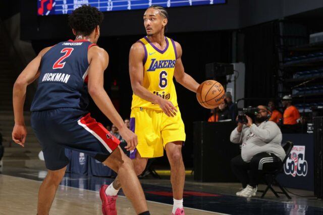 Kobe Bufkin driblando a bola durante um jogo de basquete.