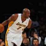 Lamar Odom driblou enquanto jogava pelo Los Angeles Lakers.