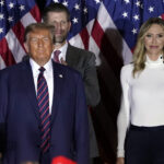 Lara Trump elogia o 'presidente mais transparente' ao expulsar a imprensa
