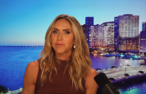 Lara Trump revela que o presidente tem um discurso pré-escrito para anunciar a descoberta de vida alienígena após a afirmação de Obama A nora de Donald Trump, Lara Trump, disse que tem um discurso pronto para informar os americanos sobre a existência potencial de vida alienígena (Pod Force One)