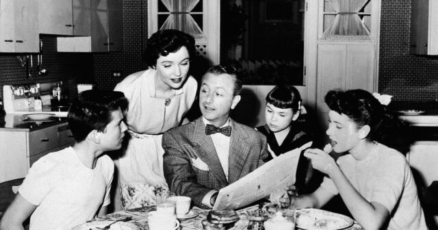 Lauren Chapin, atriz conhecida por 'Father Knows Best' e 'A Lauren Chapin, atriz conhecida por 'Father Knows Best' e 'A Star is Born', morre aos 80 anos