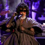 Lauryn Hill lidera o Grammy Emocional In Memoriam Tributo a D'Angelo e Roberta Flack, reúne-se com Wyclef Jean dos Fugees