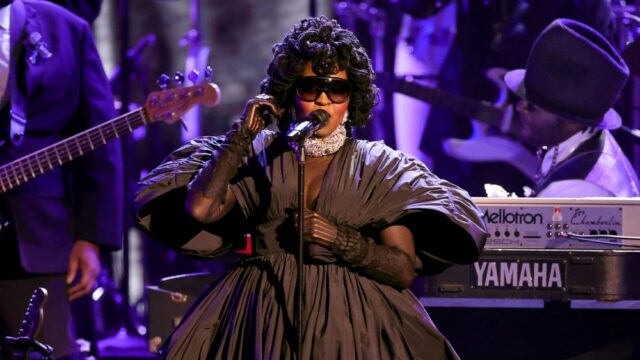 Lauryn Hill lidera o Grammy Emocional In Memoriam Tributo a D'Angelo e Roberta Flack, reúne-se com Wyclef Jean dos Fugees
