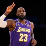 LeBron James se torna o jogador mais velho da história da liga a conseguir o triplo-duplo na vitória do Lakers sobre o Mavericks