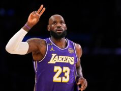 LeBron James se torna o jogador mais velho da história da liga a conseguir o triplo-duplo na vitória do Lakers sobre o Mavericks LeBron James se torna o jogador mais velho da história da liga a conseguir o triplo-duplo na vitória do Lakers sobre o Mavericks