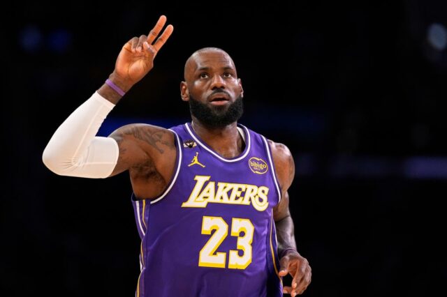 LeBron James se torna o jogador mais velho da história da liga a conseguir o triplo-duplo na vitória do Lakers sobre o Mavericks
