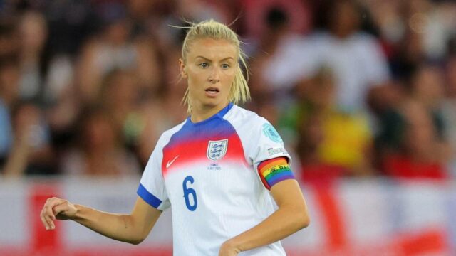 Leah, capitã da Inglaterra, está de volta à seleção após dispensa por lesão
