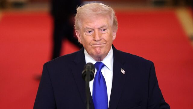 Leavitt diz que Trump escolhe a diplomacia primeiro para o Irã, mas continua “disposto a usar” força letal se necessário
