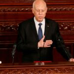 O presidente da Tunísia, Kais Saied, gesticula durante sua cerimônia de posse para seu segundo mandato no parlamento em Túnis, Tunísia, em 21 de outubro de 2024.