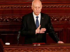 Legislador tunisiano preso após zombar do presidente no Facebook: ‘Comandante supremo do esgoto’ O presidente da Tunísia, Kais Saied, gesticula durante sua cerimônia de posse para seu segundo mandato no parlamento em Túnis, Tunísia, em 21 de outubro de 2024.