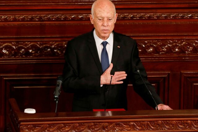 O presidente da Tunísia, Kais Saied, gesticula durante sua cerimônia de posse para seu segundo mandato no parlamento em Túnis, Tunísia, em 21 de outubro de 2024.