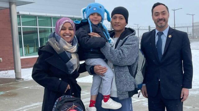 Liam Conejo Ramos, de cinco anos, retorna para casa em Minnesota após detenção pelo ICE
