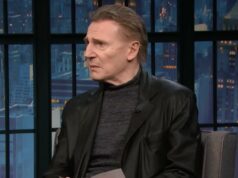 Liam Neeson diz ao público de ‘Late Night’ para calar a boca enquanto riem dele por ler a sinopse de seu novo filme | Vídeo Jogar